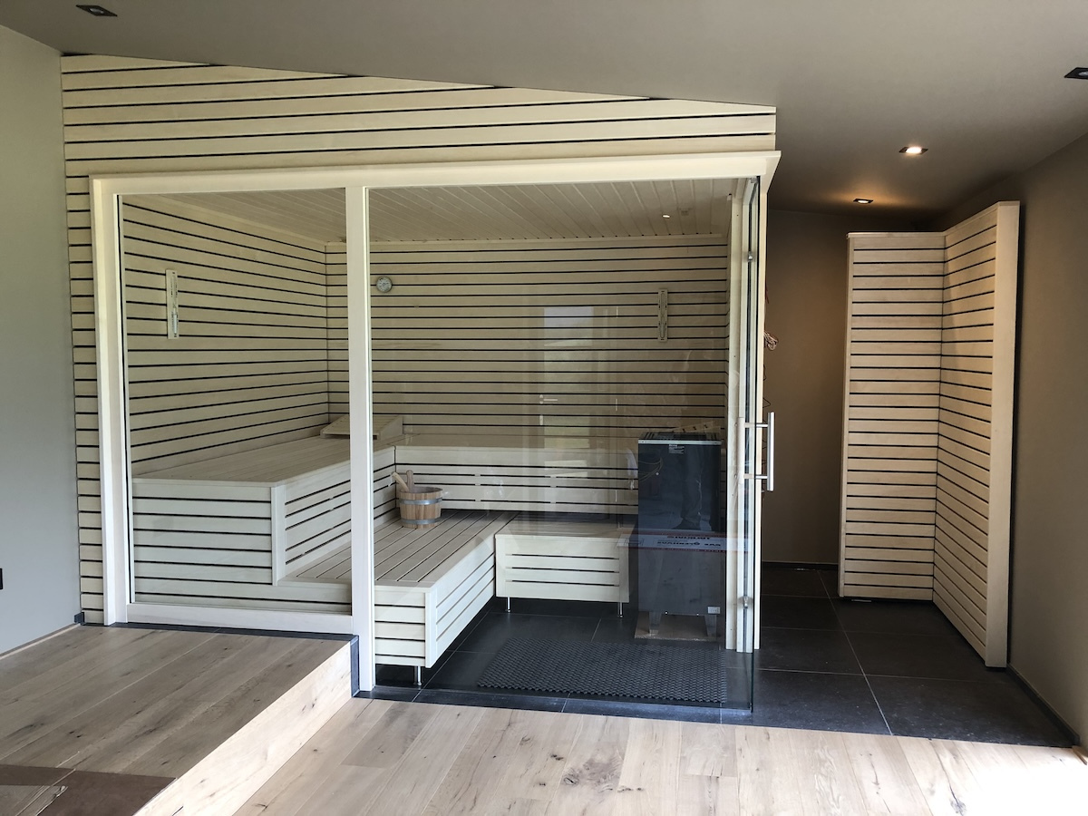 Design-Sauna in Leistenoptik, großflächig verglast